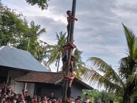 LOMBA PANJAT PINANG PERAYAAN HUT DESA SARIMEKAR KE 37